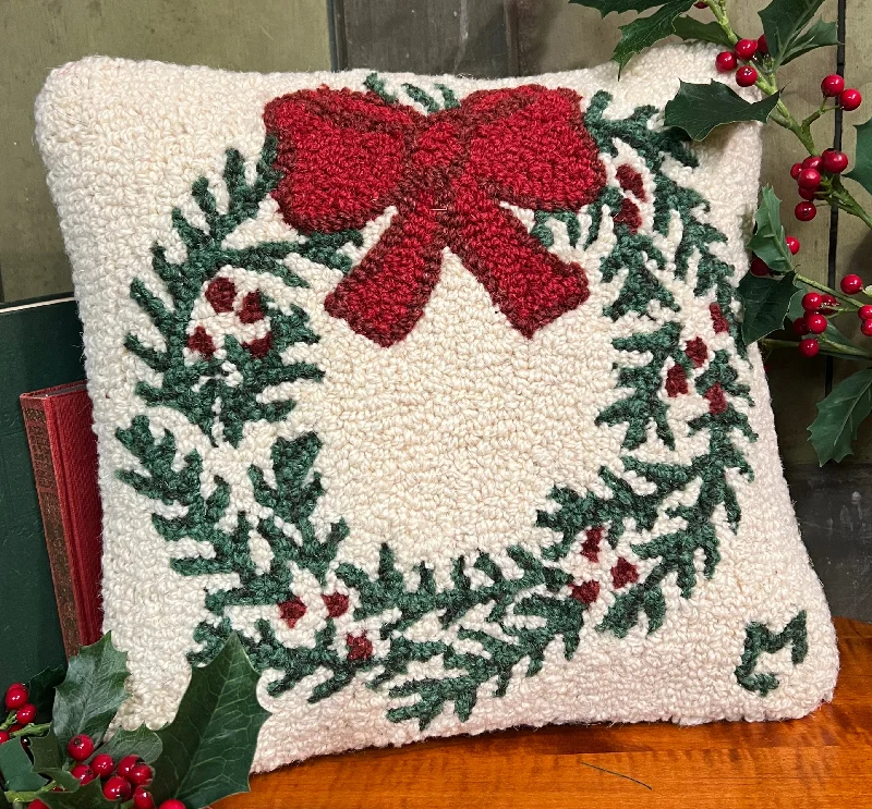 C4C-10 Christmas Wreath Wool Hooked Pillow